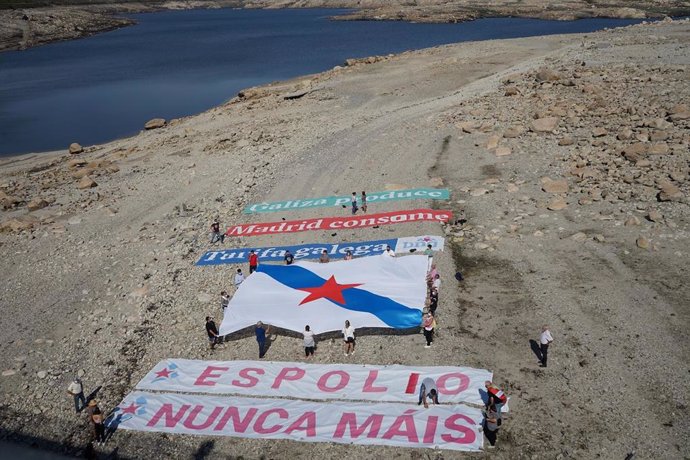 Acción simbólica del BNG en el embalse de Cenza, en Vilariño de Conso (Ourense), para denunciar el vaciado de los embalses en la Confederación Hidrográfica Miño Sil