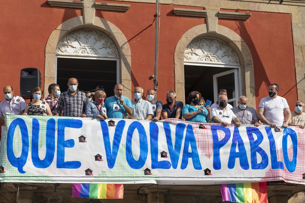 Un grupo de personas sostiene una pancarta en una concentración por la "situación agónica" del marinero gallego retenido en Yemen, a 28 de agosto de 2021, en Bueu Pontevedra, Galicia, (España). Convocada por la Central Unitaria de Traballadores (CUT), l