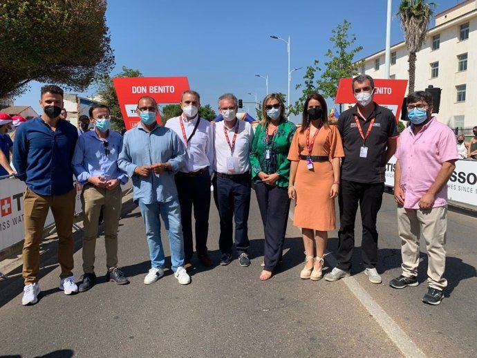 Autoridades en la salida de la etapa de La Vuelta en Don Benito.