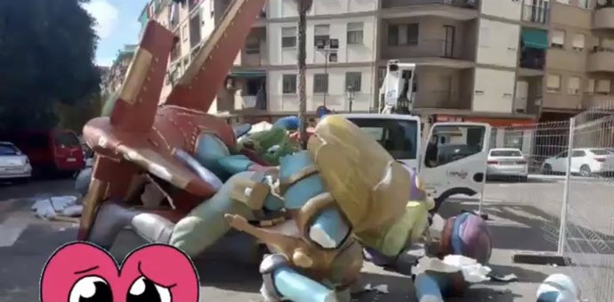 Cae el monumento de la falla Calvo Acacio de Valncia