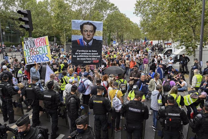 Manifestación contra el pasaporte COVID en París