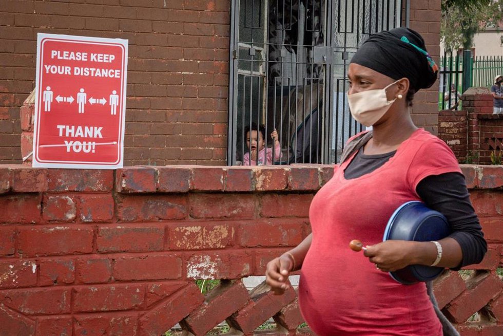 Archivo - Una mujer con mascarilla en Sudáfrica