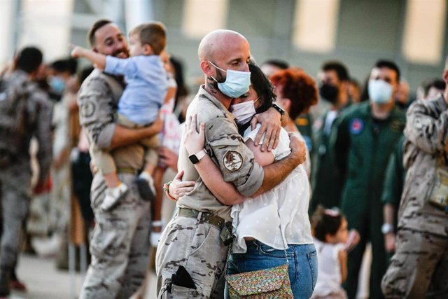 El reencuentro de los militares con sus familiares ha tenido lugar en las pistas de la Base Aérea.