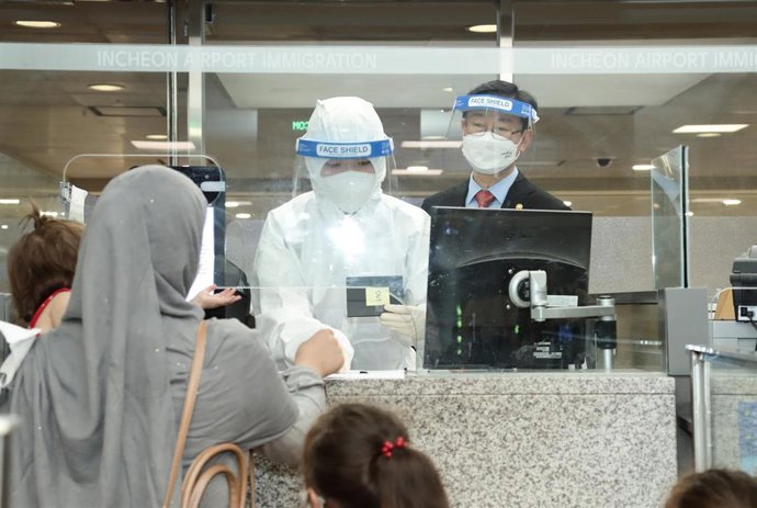 Refugiados afganos a su llegada a Corea del Sur