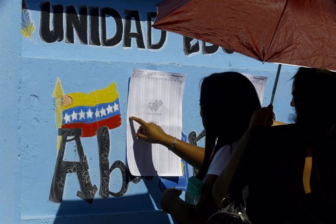 Imágen de archivo de venezolanes acudiendo a votar