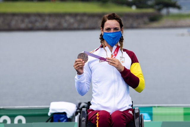 La triatleta española Eva Moral con su medalla de bronce en los Juegos Paralímpicos de Tokio