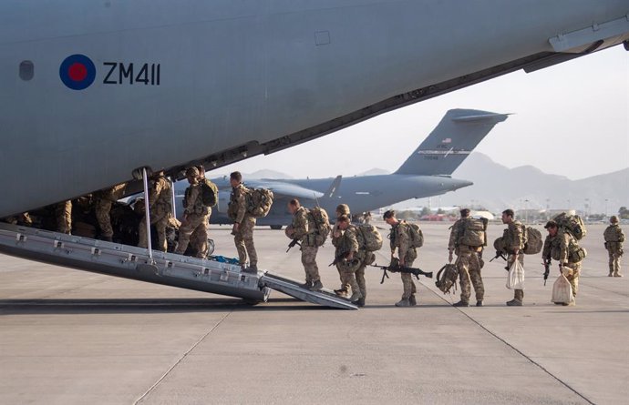 HANDOUT - 28 August 2021, Afghanistan, Kabul: A Handout picture by the UKMinistry of Defence (MoD) on 28 August 2021 shows military personnel onboarding an A400M aircraft departing Kabul. Photo: Jonathan Gifford/Mod via PA Media/dpa - ATTENTION: editor