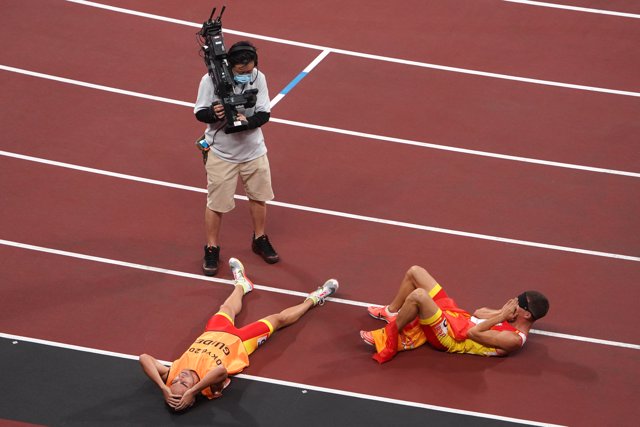 Gerard Descarrega y Guilermo Rojo celebran su victoria en los 400 m T11 de los Juegos Paralímpicos de Tokio