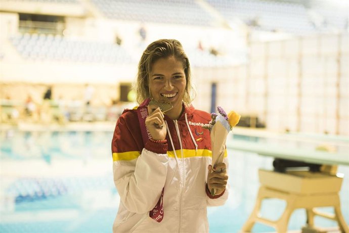 Archivo - Michelle Alonso posa con una de sus medallas