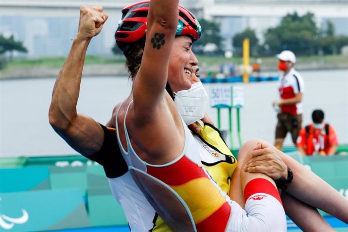 Eva Moral celebra entre lágrimas su medalla de bronce en el triatlón de los Juegos Paralímpicos de Tokio