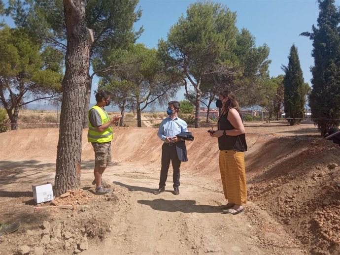 El alcalde de Huesca y la concejal de Urbanismo visitan las obras de construccion de un circuito de Pump Truck.