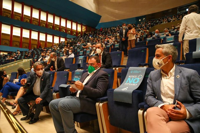 Revilla, Barbón y Zuloaga en la clausura del FIS