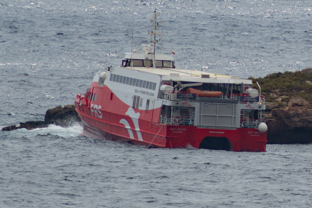 El ferry 'San Gwann' de la naviera FRS encallado en el islote norte de Es Malvins, entre Ibiza y Formentera. 