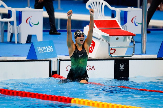Michelle Alonso celebra su oro y su récord del mundo en los 100 braza SB14 de los Juegos Paralímpicos de Tokio