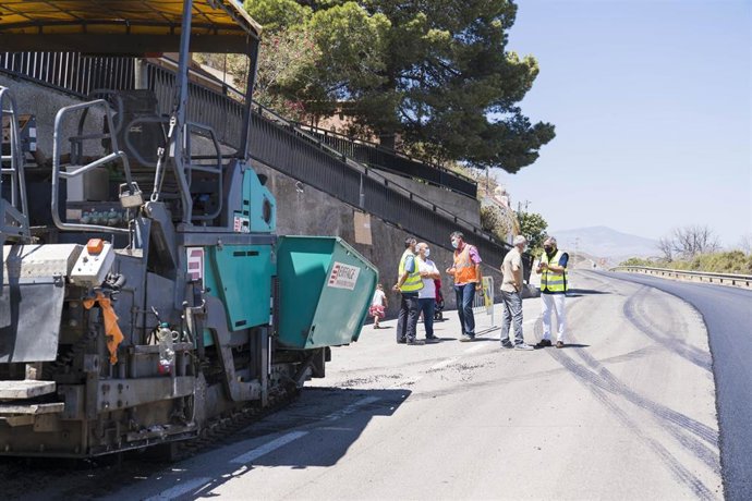 El diputado provincial de Fomento, Ángel Escobar, visita obras de una carretera en Gádor (Almería)