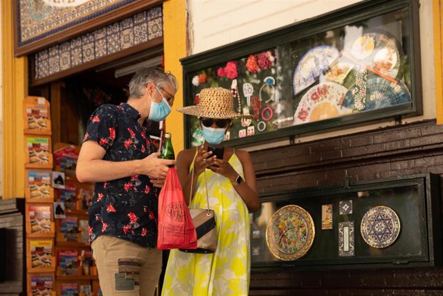 Archivo - Turistas en Sevilla