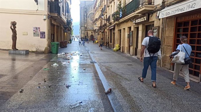 Restos de botellas y suciedad en la Parte Vieja de San Sebastián durante la mañana del domingo,  29 de agosto de 2021
