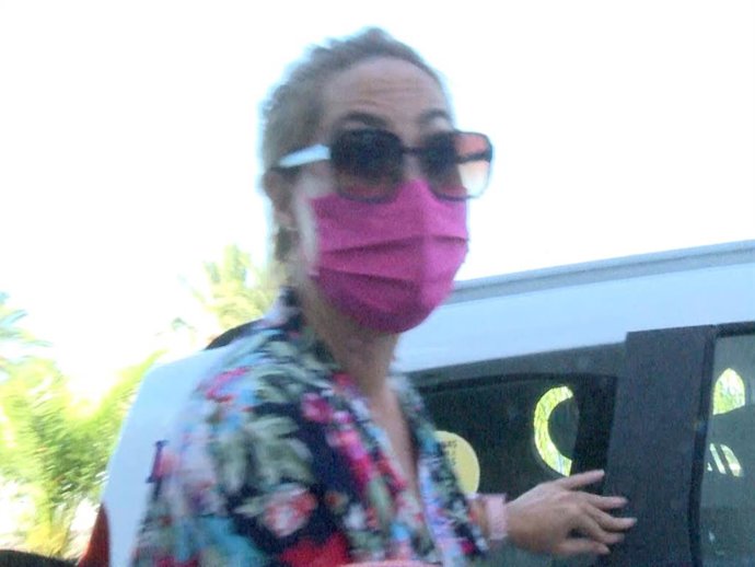 Rosario Mohedano llega al hospital Jerez de Frontera visiblemente preocupada por el estado de salud de su padre, Amador Mohedano.