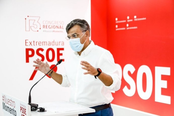 El portavoz del PSOE de Extremadura, Juan Antonio González, en rueda de prensa