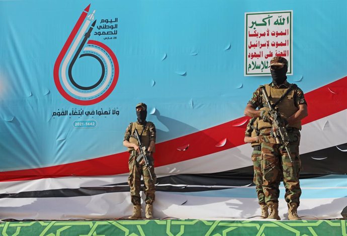 Archivo - 26 March 2021, Yemen, Sanaa: Houthi fighters stand guard during a rally marking the sixth anniversary of the launch of the Saudi-led coalition's military intervention in the country. Photo: Hani Al-Ansi/dpa