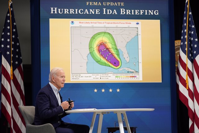 El presidente Joe Biden recibe información sobre las preparaciones efectuadas para hacer frente al huracán Ida