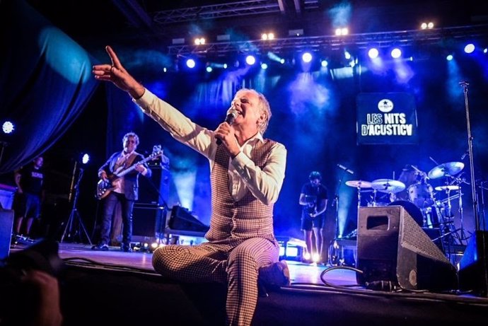 El cantante de Els Pets, Lluís Gavald, durante su actuación en el festival Les Nits d'Acústica.