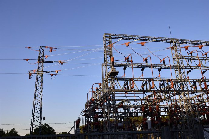 Una central eléctrica, a 21 de agosto de 2021, en Madrid (España). El precio medio diario de la electricidad en el mercado mayorista caerá este domingo un 8,74%, por lo que desciende por segunda jornada consecutiva, aunque se mantendrá por encima de los