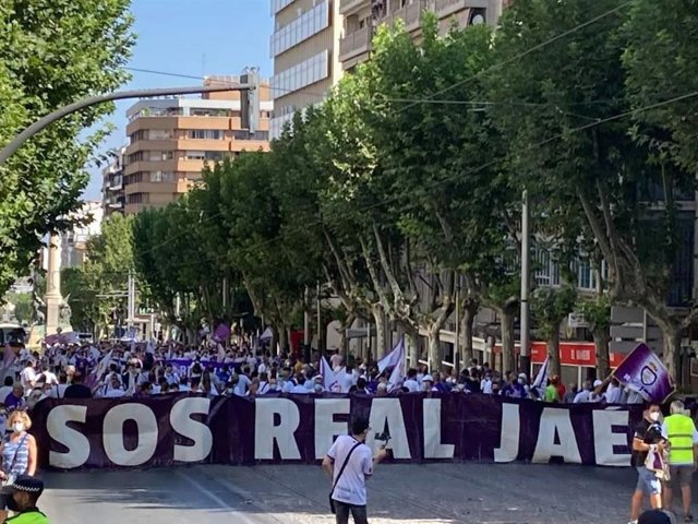 Los organizadores cifran en más de mil los asistentes a la manifestación para pedir la salvación del Real Jaén