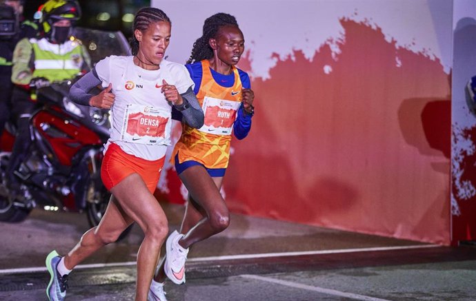 Archivo - La atleta etíope Yalemzerf Yehualaw Densa (i) y la corredora keniata Ruth Chepngetich (d) en la carrera San Silvestre Vallecana 2020