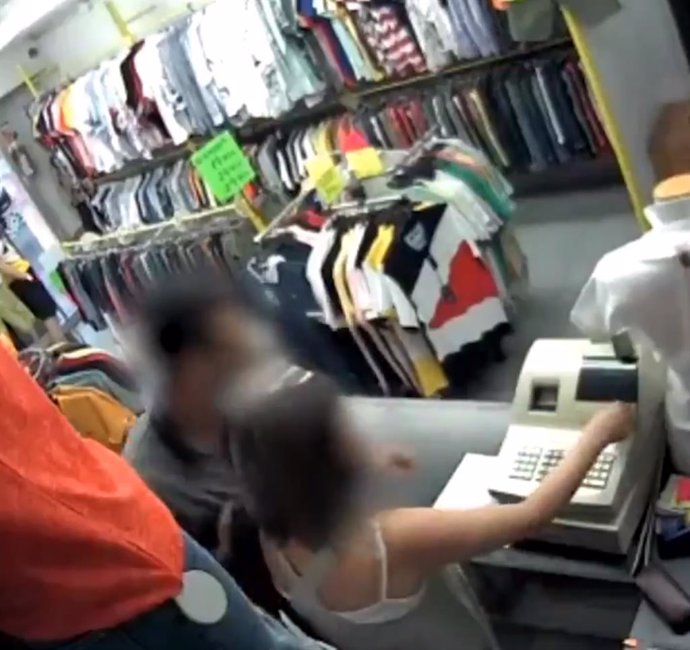 Archivo - Arxivo - El lladre roba amb violncia en una botiga de roba de L'Hospitalet de Llobregat (Barcelona).