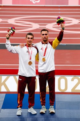 Gerard Descarrega y su guía Guillermo Rojo celebran la medalla de oro en los 400 m T11