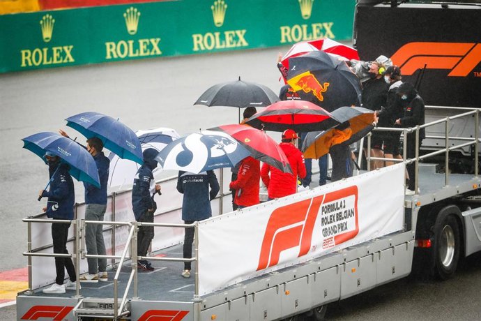 Los pilotos esperan una posible salida en el Gran Premio de Bélgica, que no ha empezado por la lluvia