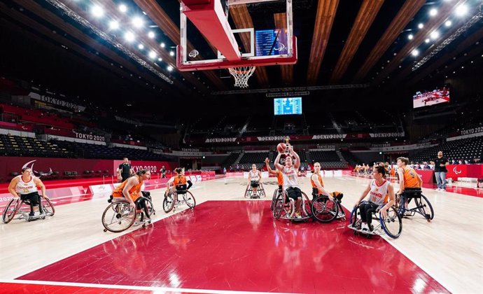 Imgen del partido entre la selección española femenina de baloncesto en silla y la de Países Bajos en los Juegos Paralimpicos de Tokio