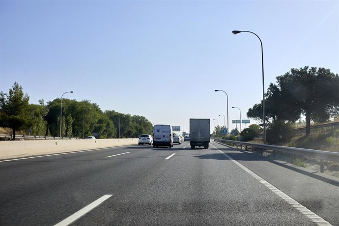 Varios vehículos recorren la autovía A-3 el fin de semana en que arranca la 'Operación Retorno' del verano
