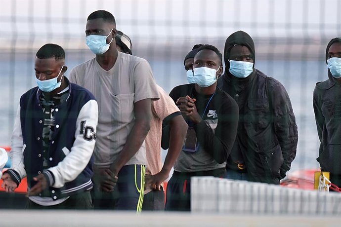 Archivo - Arxiu - Immigrants després d'un rescat en una imatge d'arxiu