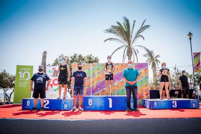 Los triatletas Bruno Raso y Ana Gay, campeones absolutos del V Triatlón Cros Ciudad de Roquetas
