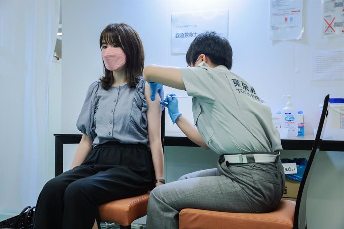 02 August 2021, Japan, Tokyo: A woman receives a dose of the coronavirus vaccine at the Tokyo Vaccination Centre at Aoyama University. Photo: Stanislav Kogiku/SOPA Images via ZUMA Press Wire/dpa