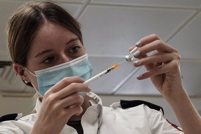 Una treballadora sanitria d'Israel prepara una tercera dosi de la vacuna contra la COVID-19 a Jerusalem. 