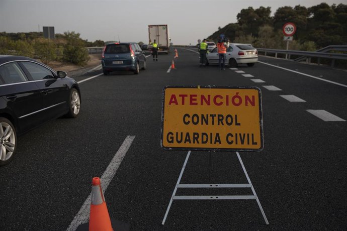 Archivo - Control de movilidad de la Guardia Civil 