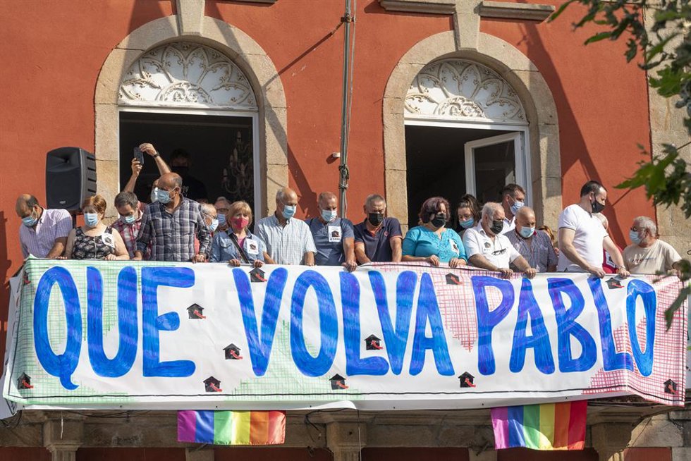 Un grupo de personas sostiene una pancarta en una concentración por la "situación agónica" del marinero gallego retenido en Yemen, a 28 de agosto de 2021, en Bueu Pontevedra, Galicia, (España). Convocada por la Central Unitaria de Traballadores (CUT), l