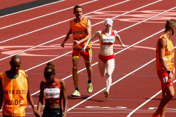 Susana Rodríguez y Celso Comesaña cruzan la meta de la final de 1.500 m T11 de los Juegos Paralímpicos de Tokio