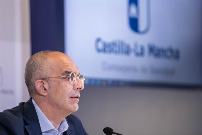 Archivo - El director general de Salud Pública, Juan Camacho, informa de la incidencia de la pandemia de coronavirus en Castilla-La Mancha y del proceso de vacunación.