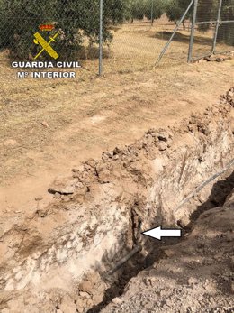 Acometida de agua instalada de forma fraudulenta en una finca de Los Corrales