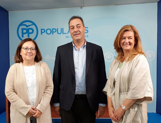 Archivo - Salvador Cruz, en el centro, en una imagen de archivo.