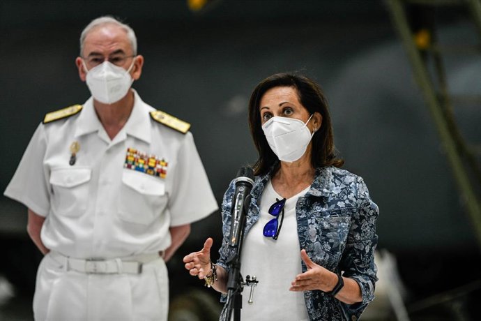 La ministra de Defensa, Margarita Robles, y el jefe de Estado Mayor de la Defensa (JEMAD), almirante general Teodoro E. López Calderón, tras recibir a los últimos militares españoles que han participado en la repatriación de afganos y colaboradores.