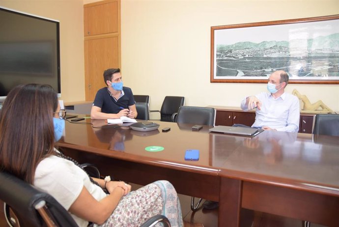 En la imagen, de izquierda a derecha, Beatriz Marín, jefa de Relaciones Internacionales, Rafael Toledo y Timothée Toury, coordinador general de la Universidad Europea de Tecnología, durante su visita a la UPCT el mes pasado