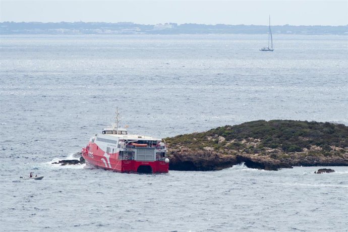 El ferry 'San Gwann' de la naviera FRS encallado en el islote norte de Es Malvins, entre Ibiza y Formentera, a 29 de agosto de 2021, en Ibiza, Baleares, (España).