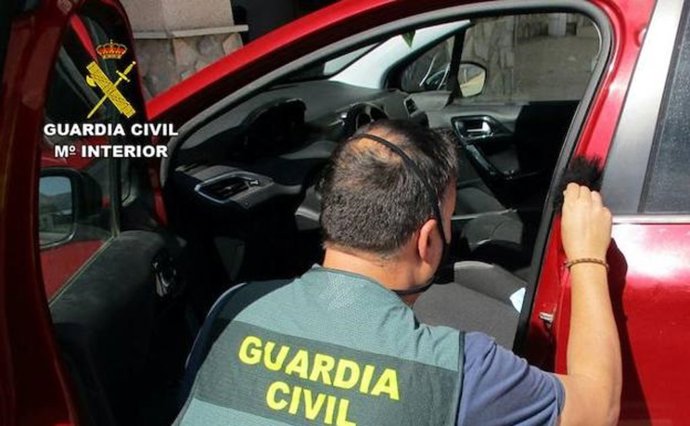 Un agente de la Guardia Civil inspecciona un vehículo.
