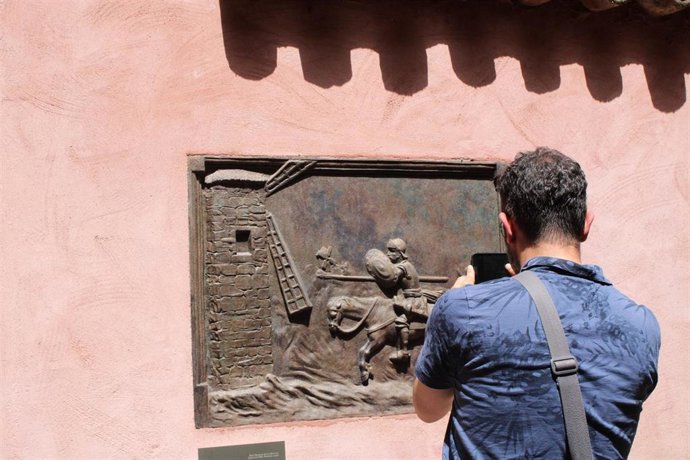 Un visitante en el Museo Casa de Cervantes