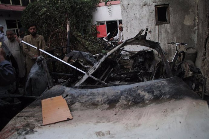 Vehículo dañado tras un ataque en Kabul